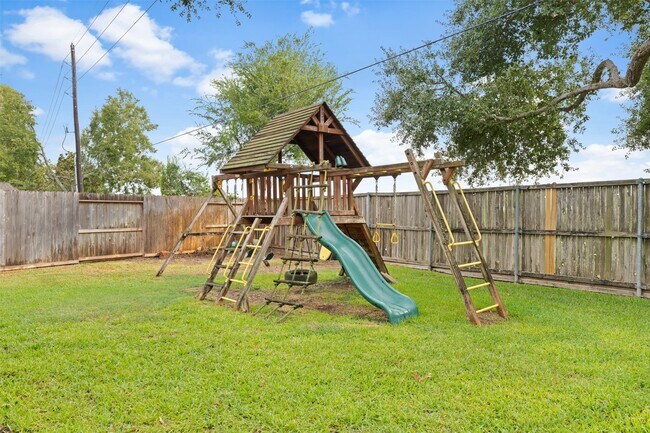 Building Photo - 211 Scarlet Maple Dr