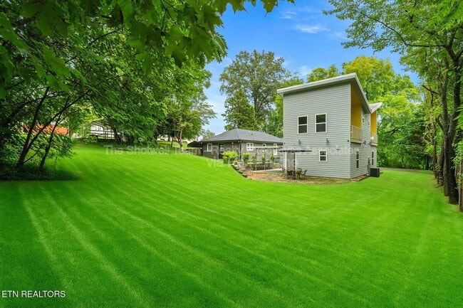 Building Photo - 1327 Brown Ave