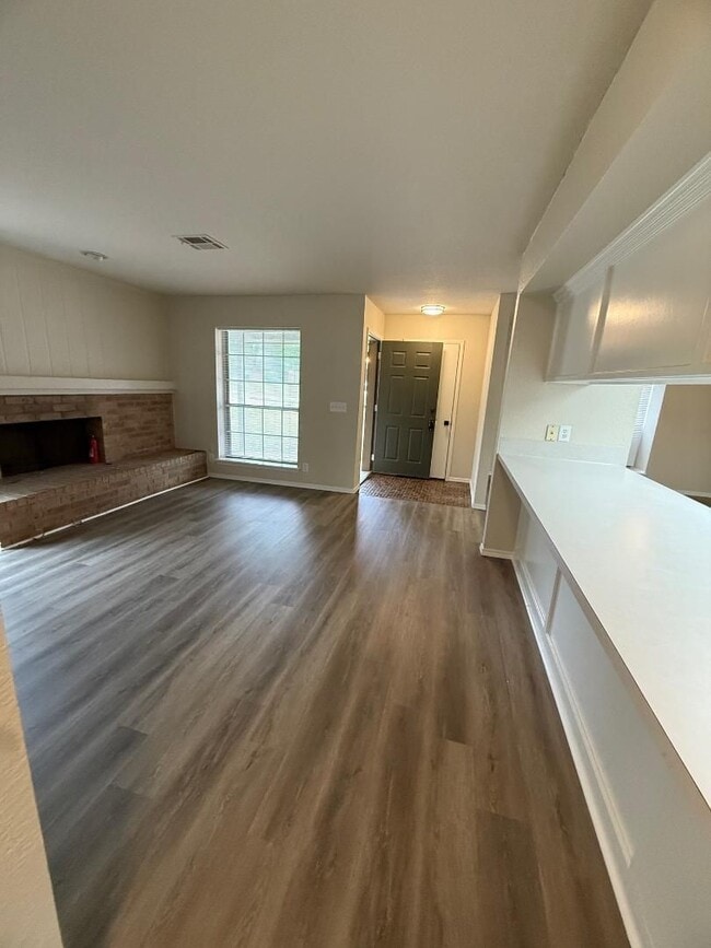 Building Photo - 2 Bed 1 Bath West Side Duplex