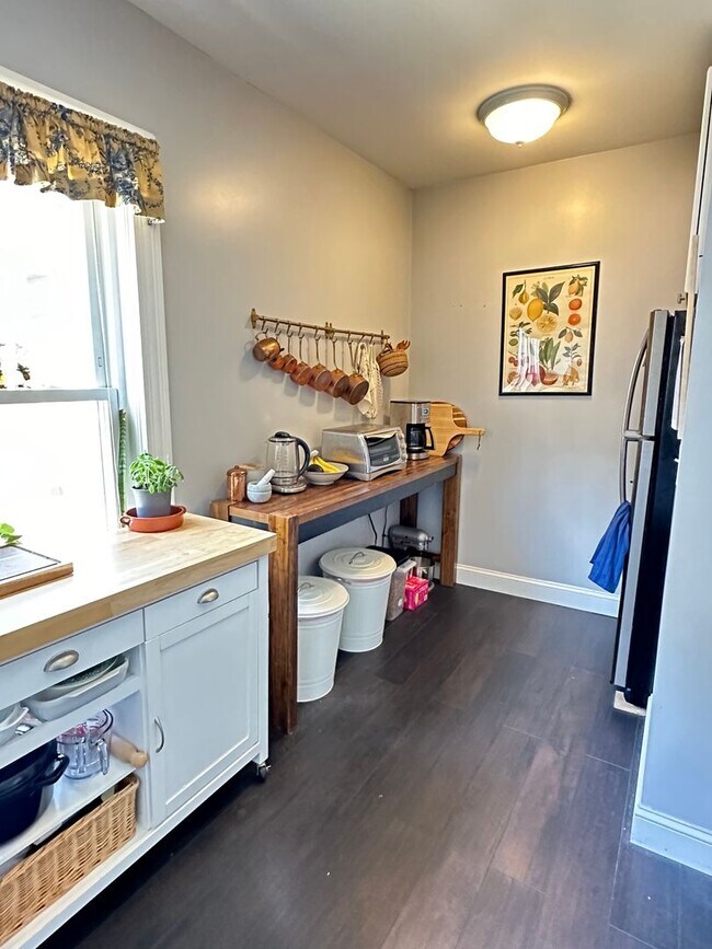 Building Photo - The Perfect 2bed/1bath with Porch, Private...