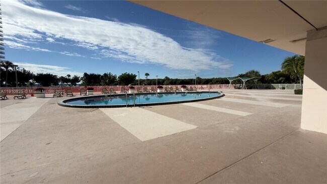 Building Photo - 400 Kings Point Dr