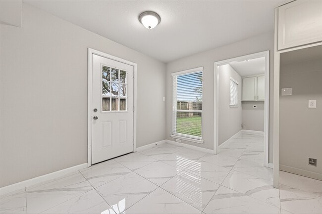 Building Photo - 7739 Antoine Dr