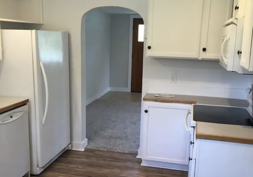 Kitchen - 919 E McLeod Rd