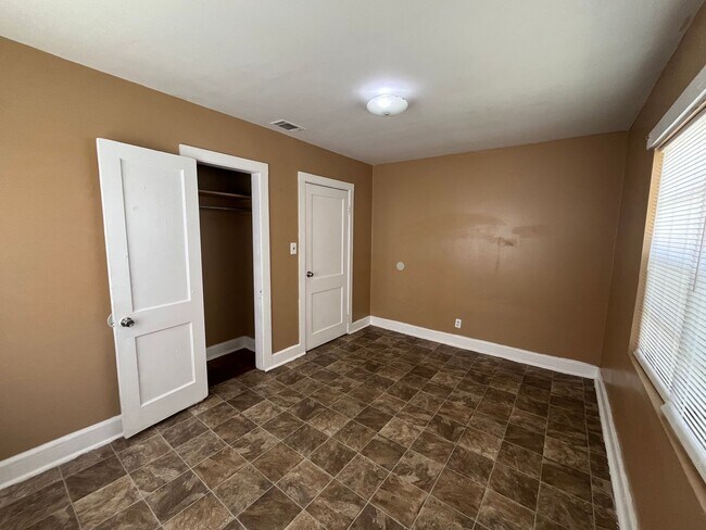 Building Photo - 3330 Iantha St