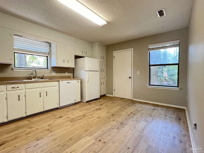 Building Photo - 10055 Hillview Dr