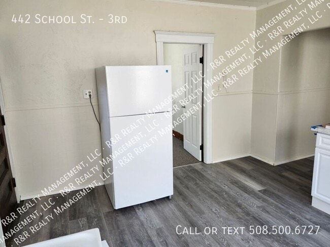 Building Photo - 442 School St