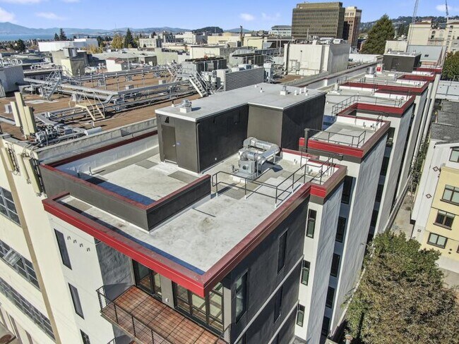 Building Photo - New Contemporary Sunny Apartment With Views