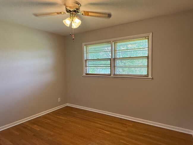 Building Photo - Beautiful 3 bedroom- North Johnson City