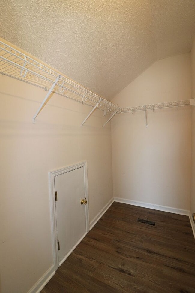 Building Photo - Light and Bright End unit 3 bdrm 2 bath to...