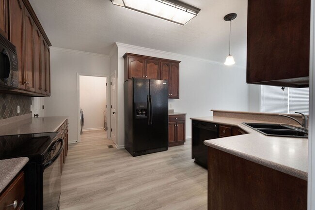 Building Photo - 100 Strathmore Ct