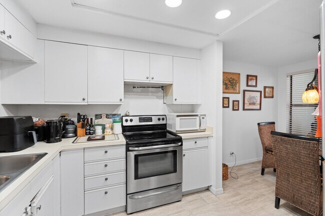 Building Photo - 5280 SE Seascape Way