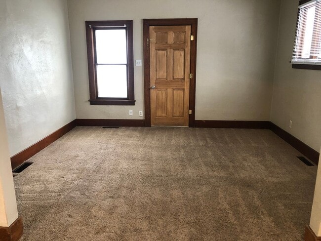 Building Photo - 546 Valley St