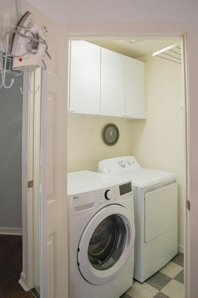 Building Photo - 2 BDR Gorgeous Updated Townhome with Huge Garden