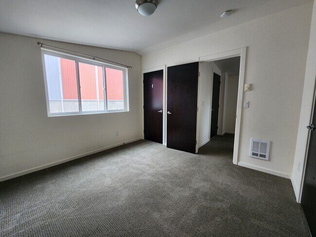 2nd bedroom with large closet - 2118 NE 89th St