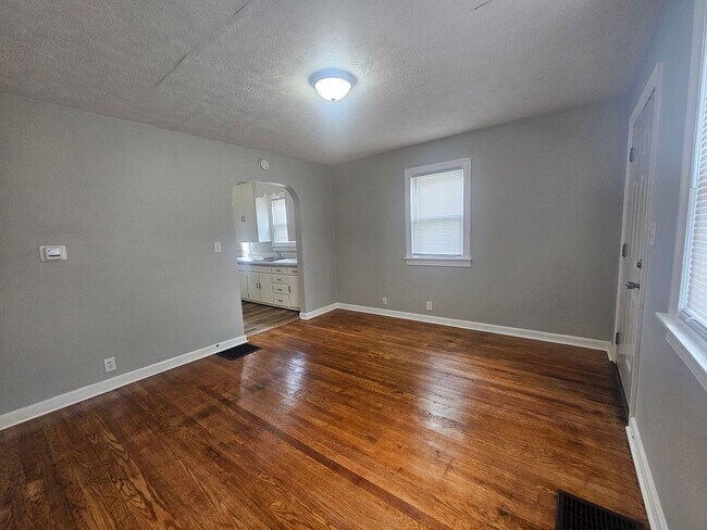 Building Photo - 2710 E 10th St