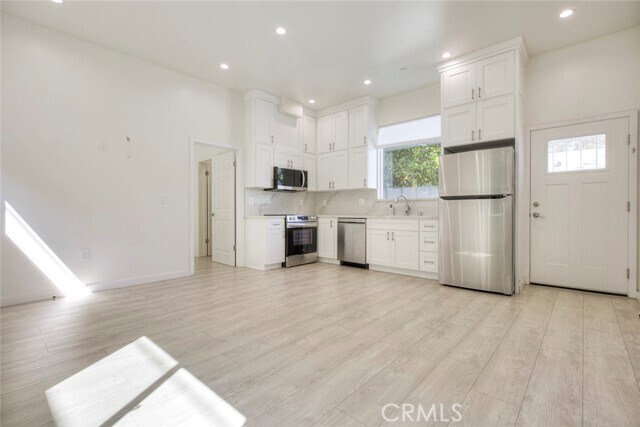 Building Photo - 353 N Mariposa St