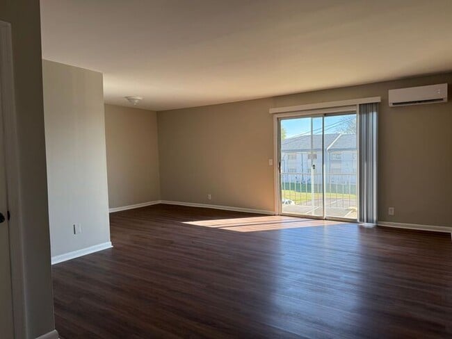 Building Photo - 2 Bedroom Unit was recently renovated. Live walking distance from the downtown square or steps fr...