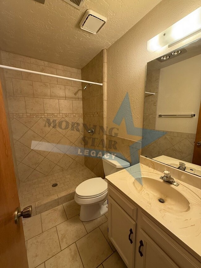 Building Photo - 3 Bed Condo W/ yard!