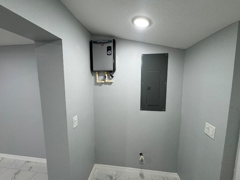Building Photo - 2690 Sample St