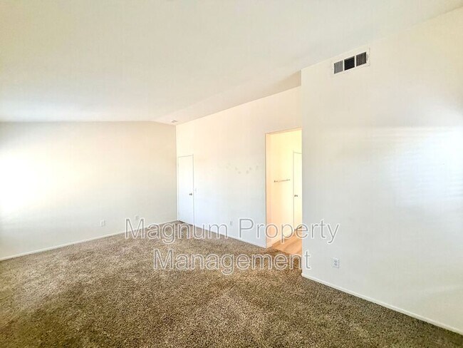 Building Photo - 102 Goldenrod Ave