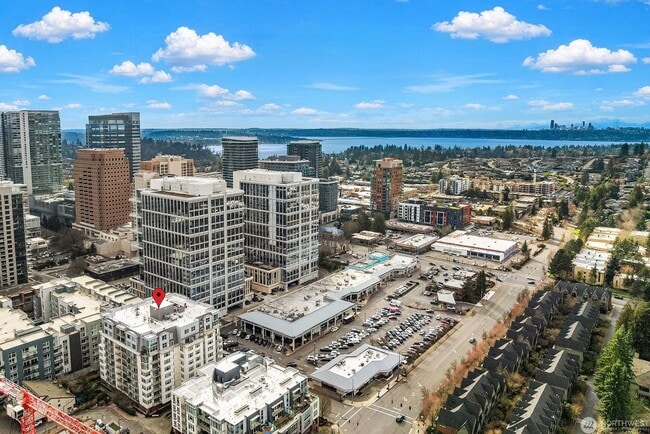 Building Photo - 2Bd/1.75Ba Bellevue Condo