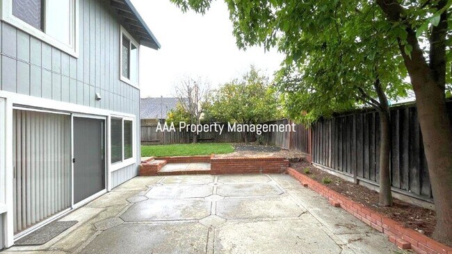 Building Photo - Concord The Crossings Beautiful 3 bedroom 2.5 bath, remodeled kitchen, 2 car garage