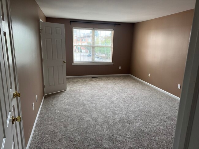 Building Photo - 434 W 5th Ave