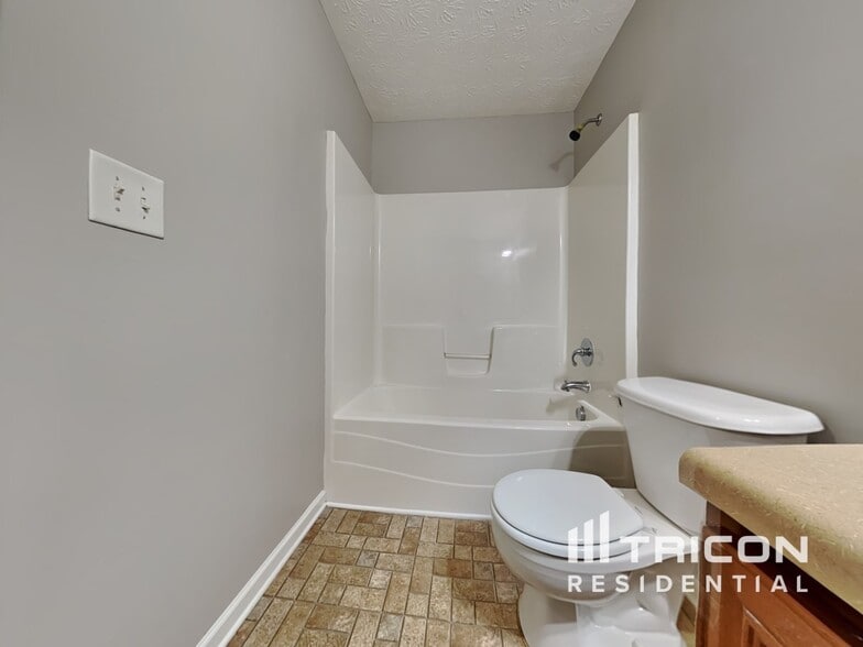 Building Photo - 45 Shadowbrook Ct