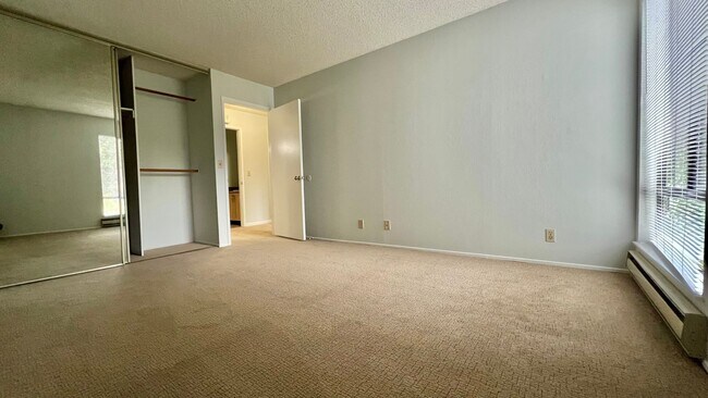 Building Photo - Well-maintained 2bd 1.5 ba  with plenty of...