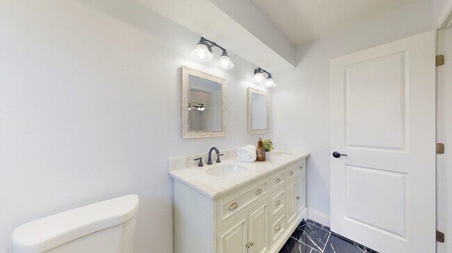 Building Photo - 10 Coral Reef Ct S
