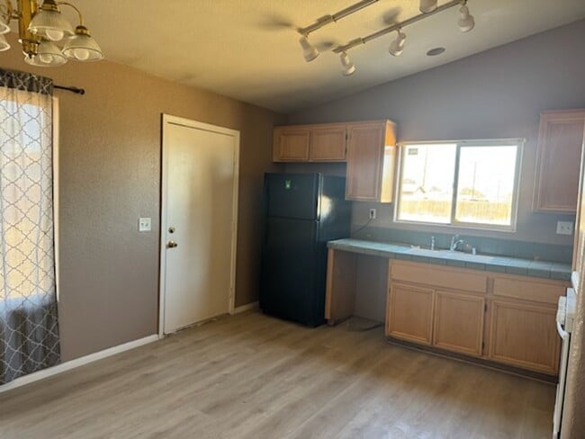 Building Photo - Warm and Cozy