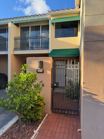 Building Photo - 822 Padua Ln