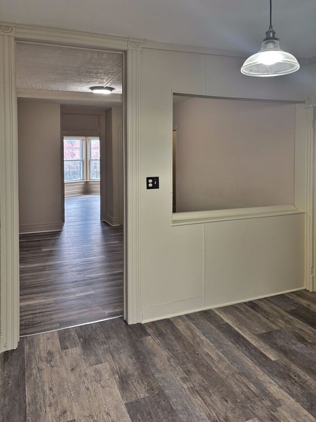 Building Photo - 516 W Allen St