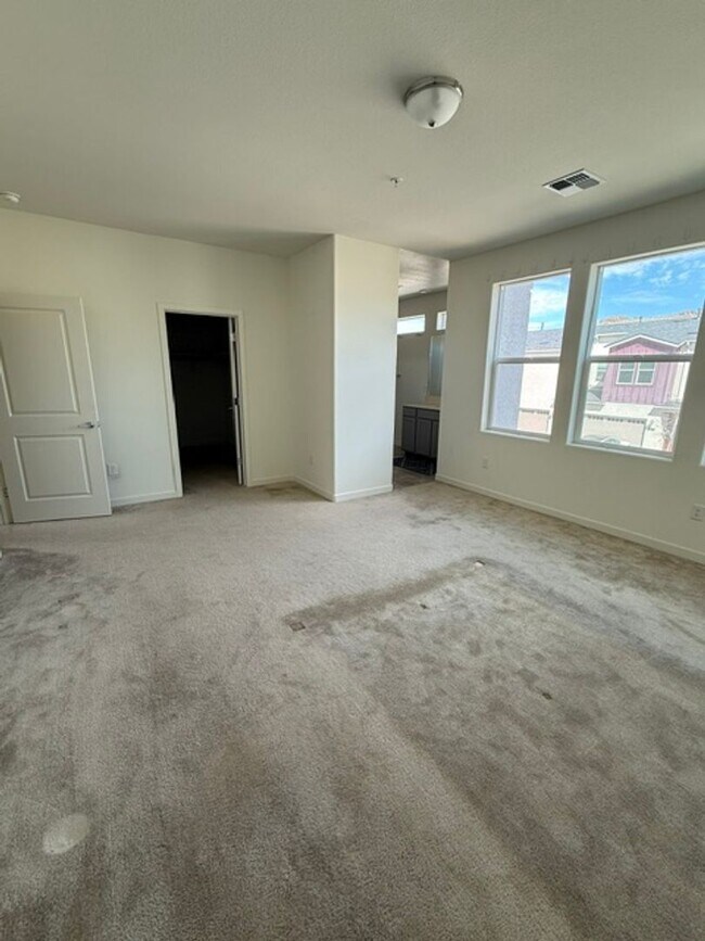 Building Photo - Charming Sun Valley Home with Generous Yard