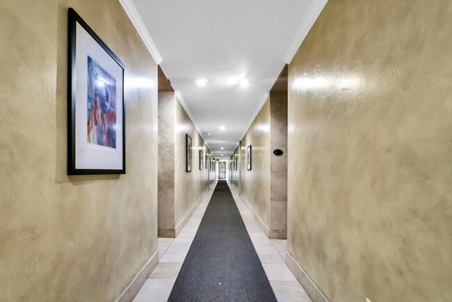 Building Photo - Gorgeous Studio in La Jolla Village! Avail...