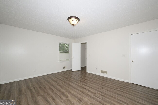 Building Photo - 2100 Whitebluff Way NE