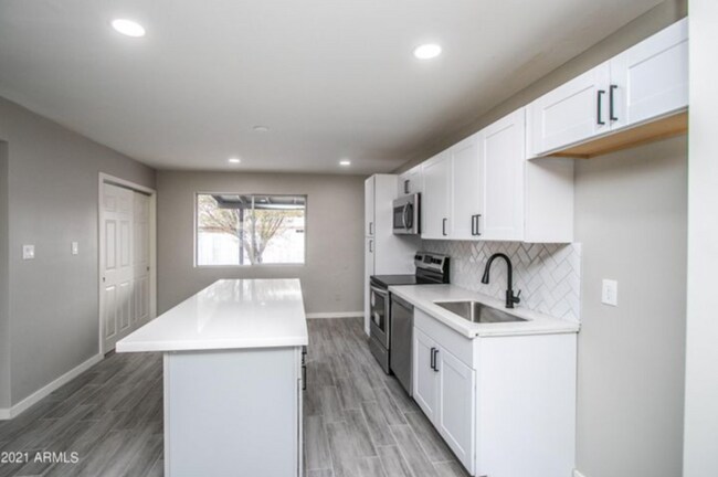 Building Photo - Beautiful remodel home near ASU
