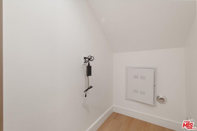 Building Photo - 5530 1/2 Sunnyslope Ave