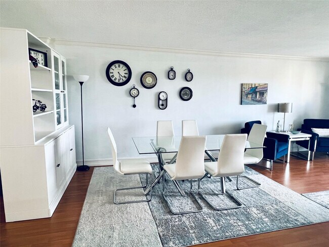 Building Photo - 800 NE 195th St