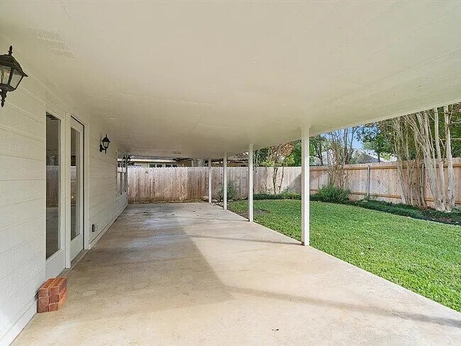 Building Photo - 9018 Martha's Dr