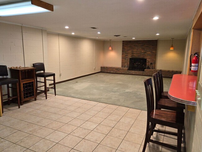 Building Photo - 132 Corll St