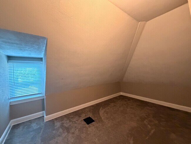 Building Photo - 1052 Edgar Avenue