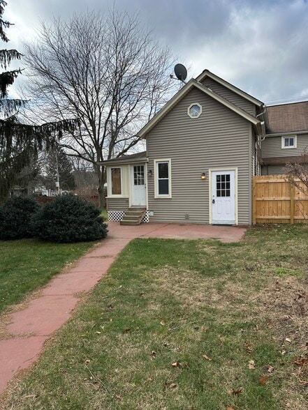 Entrance to apartment - 260 Jefferson Ave