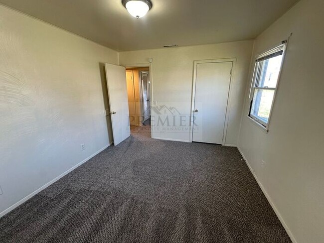 Building Photo - 2 bed / 1 bath -4 plex - close to school -...