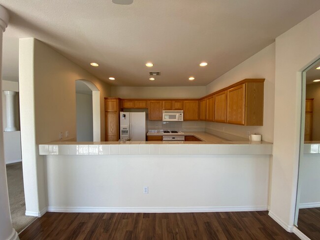 Building Photo - **$500 OFF FIRST MONTH RENT** Upscale Cond...