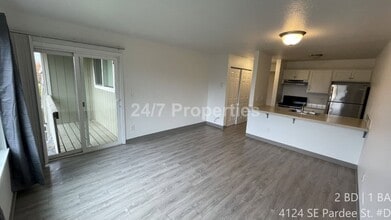 Building Photo - SE Portland - 2BD I 1BA - Top Floor w/ Balcony!