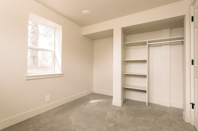 Building Photo - 732 Hislop Dr