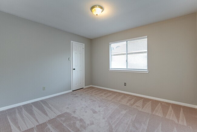 Building Photo - 2710 Double Lake Dr