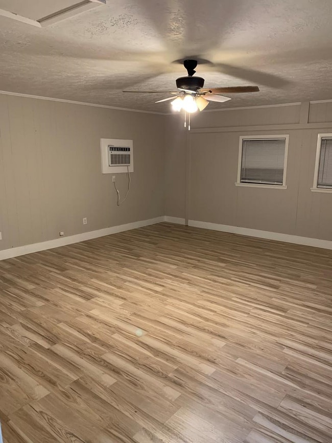 Building Photo - Texas Oak