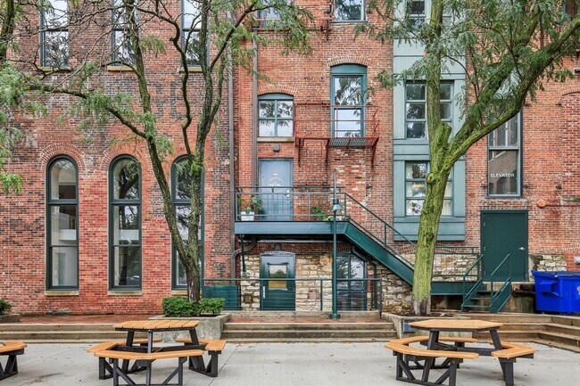 Building Photo - 110 W 9th St